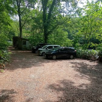 約4kmの未舗装道は問題無く、登山口に到着。ここは数台駐車できます。きれいなトイレ有りますが、靴を脱いで使用します。
先行車は2台
・最初の女性は元気ハツラツの方で、下山されている時にたくさんお話し、いっぱいのパワーをいただきました😀。
・次の女性の方とは、出発される時に挨拶し、頂上でお話しし、下山時に休憩していると下りて来られ登山口まで一緒に歩きました。興味深いお話しを聞くことができ、また話を聞いていただきありがとうございました😀。
平日は誰にも会わないことが多いですが、今日は良き日でした🙇😀🤣。