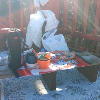 ランチは展望台の上で。風もなく、陽当たり良好！