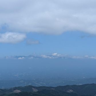 山頂からは日光連山の眺め
(但し展望台に登れば😅)

飯豊山塊も目にはいる