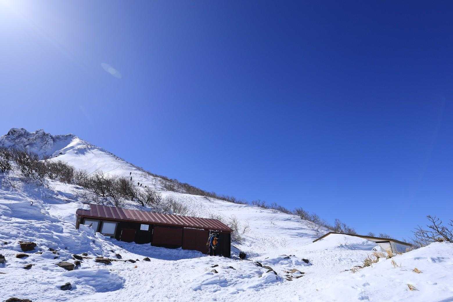 弘法清水小屋到着

以前来たときは
この山の固有種バンダイクワガタを見に‥

暑くて小屋で売っていたフルーツポンチがとても美味しかったのを今でも覚えています

はじめてサンカヨウをみたのもこの山だったな