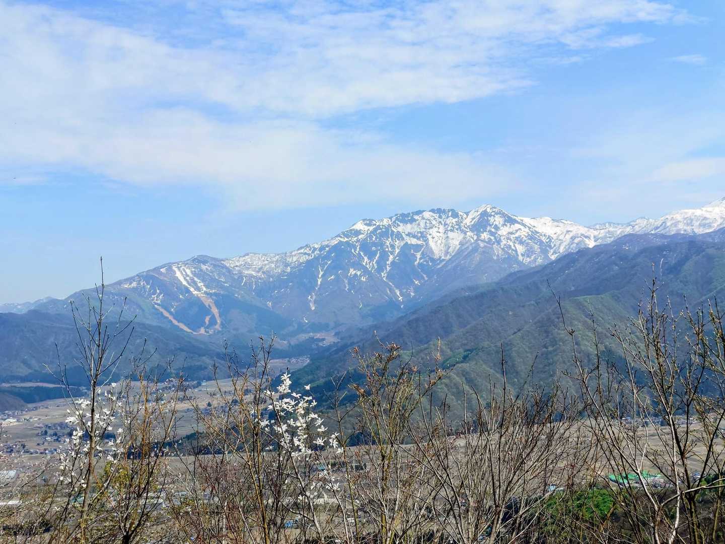 向こうに金城山(右)　マキハタ(左)