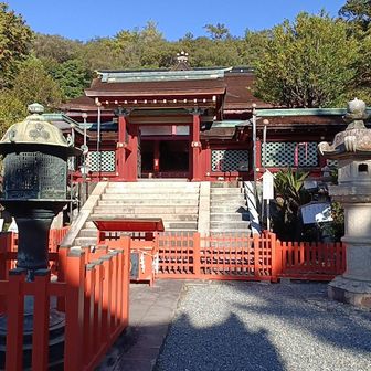 社殿の中は撮影📷️禁止⛔️なのが残念😆。
決して巨大では無いですが、見事な漆塗・極彩色の精巧な彫刻、狩野・土佐両派作の壁画が見どころ。