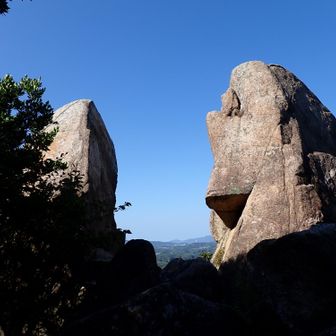 夫婦岩。
どうして、こんな所に大岩があるんだろう…
地盤の隆起？
