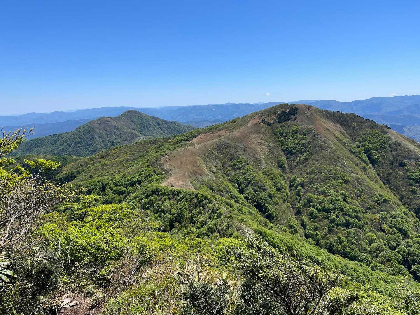奥にある下蒜山からやって来た