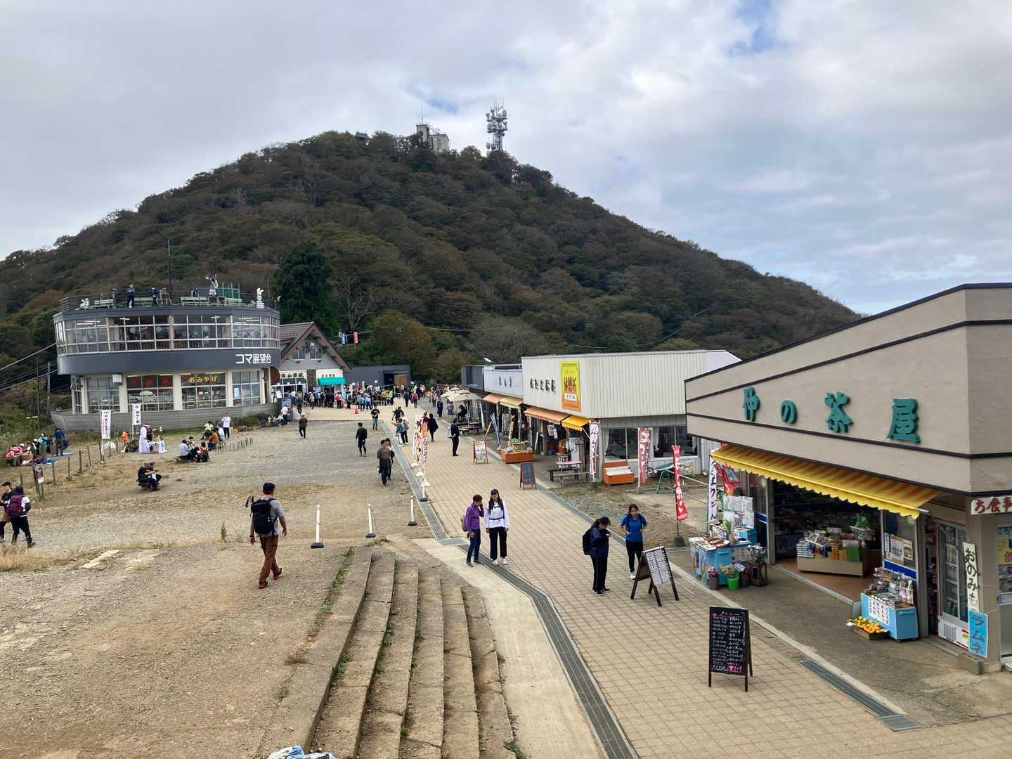 下りてきてケーブル山頂駅の様子。
写真中央左で「ガマの油売り」🐸をやっていたのですが、
興味はあるけど聞いたら買わなくてはいけないかも？と思い近寄れませんでした💦（←小心者）