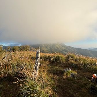 カヤハゲから三嶺を見る