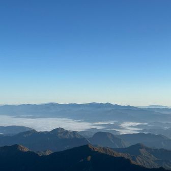時間が経って朝日連峰と顔を出す月山・鳥海山