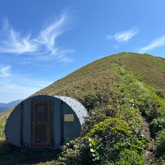 越路避難小屋。あ😅。れがピークじゃぁありませんよ