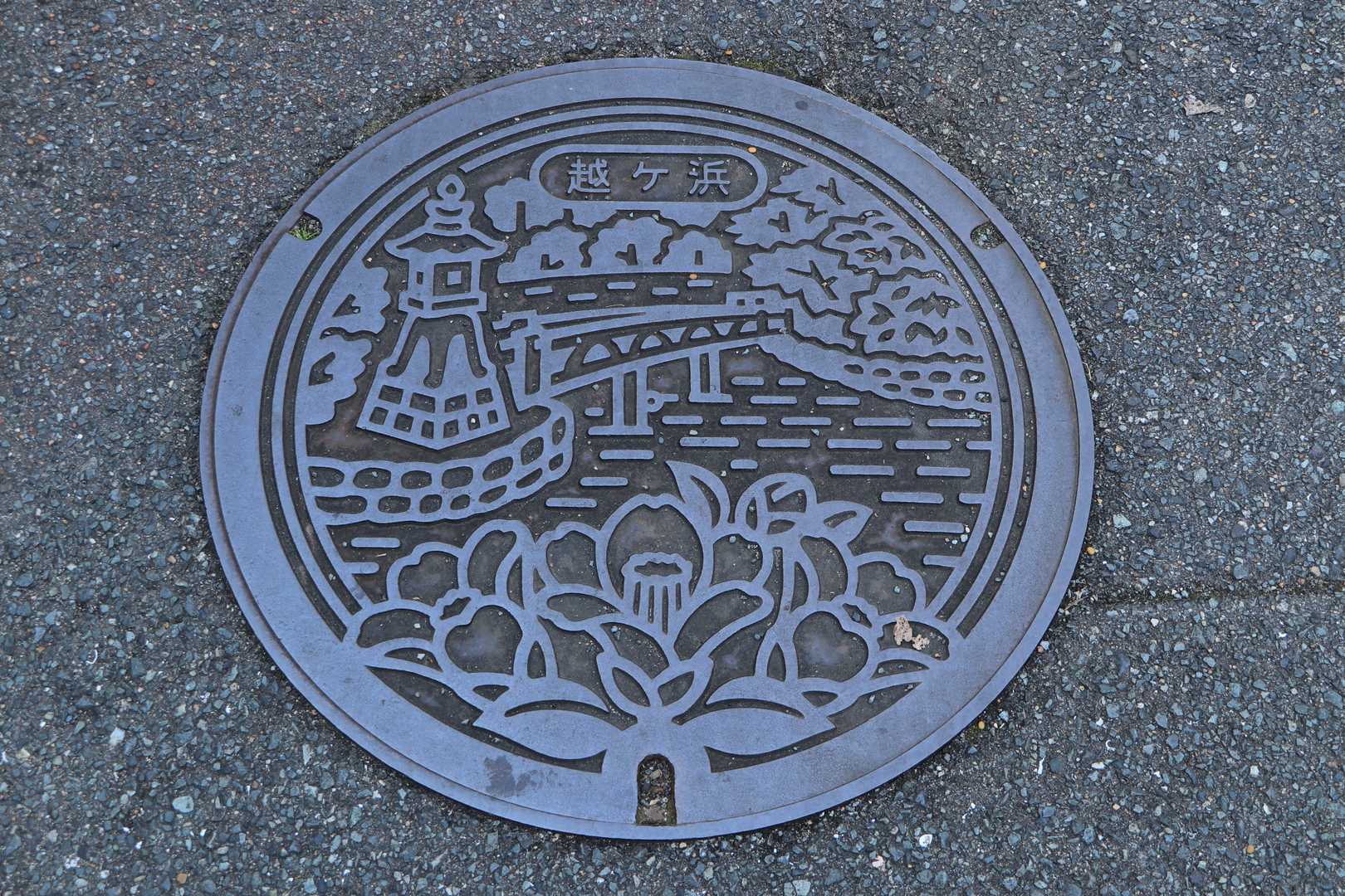 萩市越ケ浜のマンホール蓋
右上が茂みになってるけど、ここが鳥居Verがある