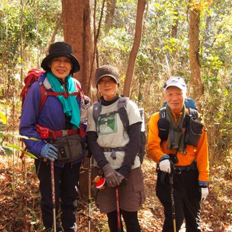 なんとなんと❗
もみじの中で「のんびり夫婦の山遊び」ご夫妻とバッタリ❗
春の志賀高原で超ニアミスして以来です

千葉の方なのでこのへんで会っても確かにおかしくないですが、ビックリしました