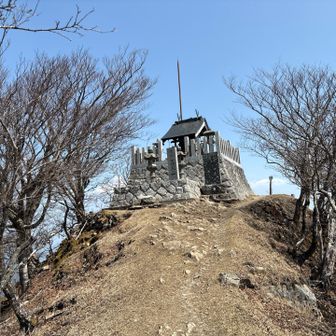 山頂の様子〜
祠もあってちょっと狭め😀