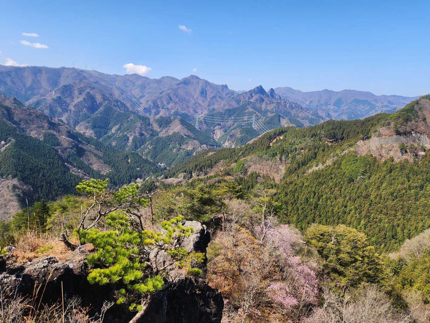 展望岩からの眺め
西上州の山並み一望です
ここは日当たりもよく、風も穏やかなので
今日は長めに休憩☕