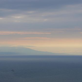 鳥海山の方向が不思議な色になっていた