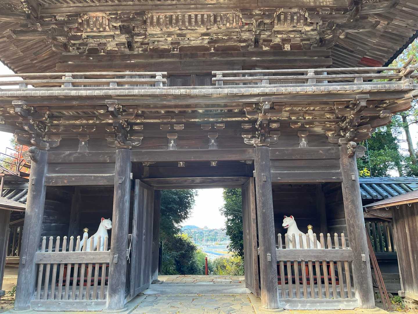 龍潭寺の前に広い🅿️とトイレもあり🚻
舗装路を上って行くと、長寿院仁王門から彦根城が見えるよ