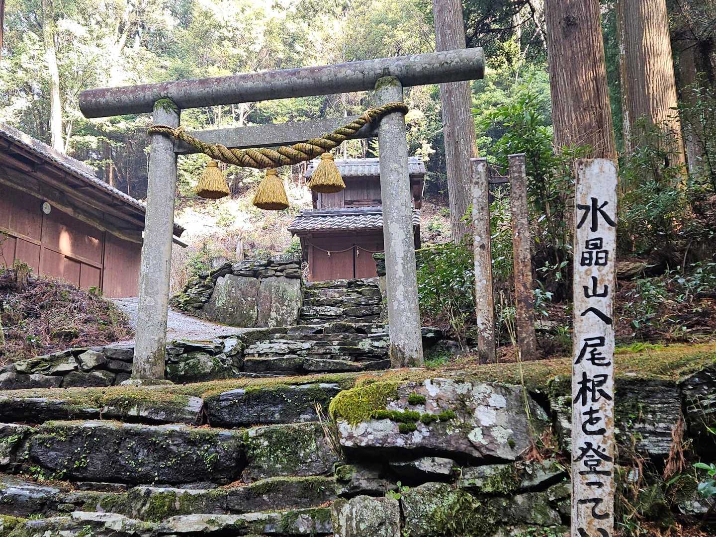 夫は、19座登頂しましたが、
この鳥居の下のアスファルトで滑ってけがしたようです
