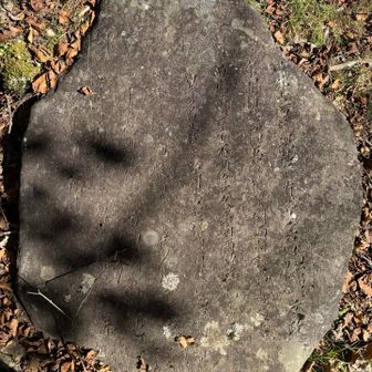 埋められていた石碑。元号が元治って、江戸時代かな？