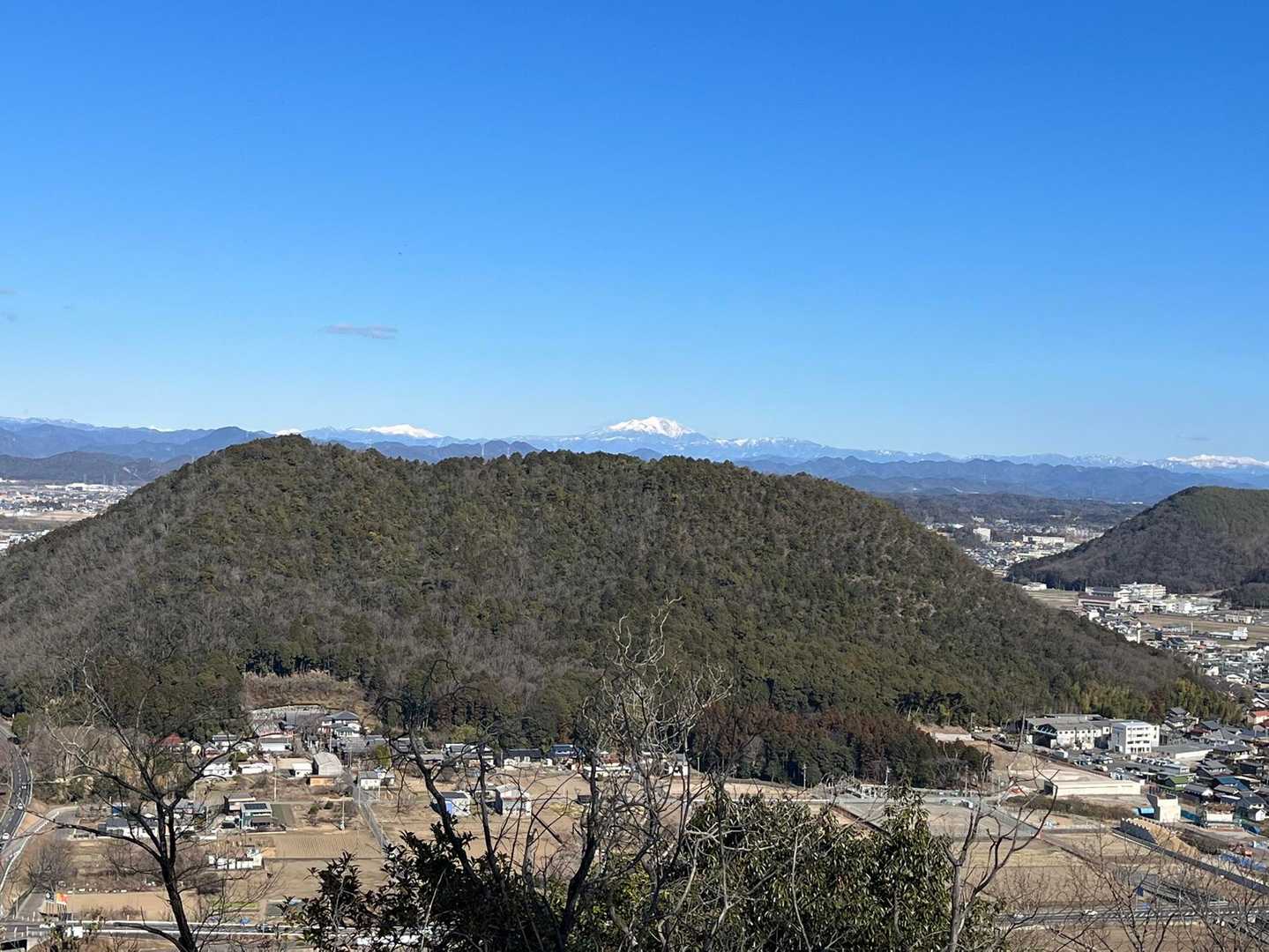 遠方には、御嶽山
