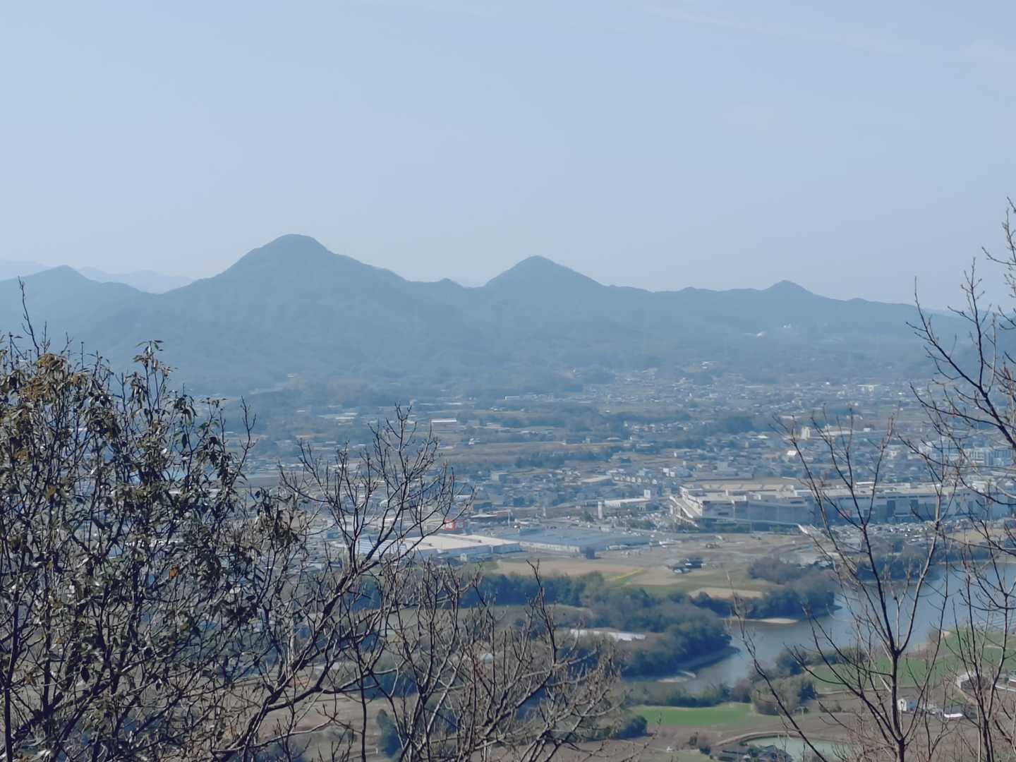 きれいに見えた綾歌三山。左から、大高見峰、猫山、城山。