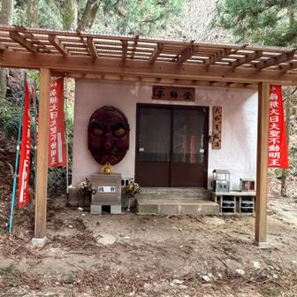 登山道はこの前を横切って右へ行く