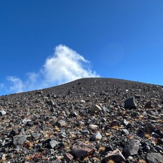 浅間山本峰　荒々しい溶岩がゴロゴロ
世界でも有数の活火山
この先の浅間山本峰へ向かう登山道は立ち入り禁止🚧