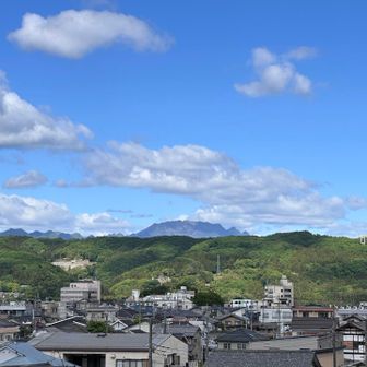 この日は珍しく見通しが良いですね。
両神山のゴツゴツした山肌がよく見えます。