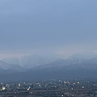 微かに見える剱岳