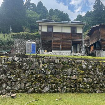 小仲坊に到着✨

何年か前、ここを守り続けておられるご夫婦にお会いすることができました😊
普段は大阪で暮らしながら、週末ごとに前鬼へ通い、この場所を大切に守っておられるとのこと。
仮名「前鬼さん」と呼ばせてもらおう
今日は車も見当たらずお留守の様子。
土曜日だったら、お会いできていたのかもしれませんね😊
以前お話ししたことを懐かしく思い出しました✨