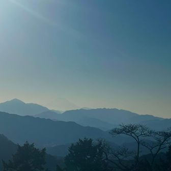 6号路から山頂へ
出遅れた朝より午後の方が空いていてありかも？
薄っすら富士山🗻