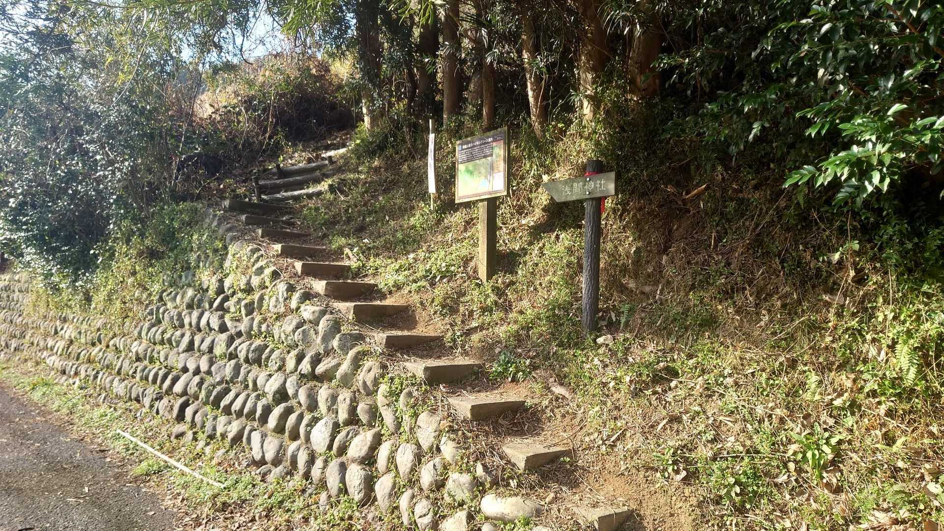 池の脇に
ハイキングコース入口