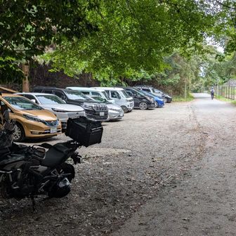 小仏峠入口駐車場の様子。車は一杯（12,3台くらいのキャパか）
バイクを空きスペースにピッと駐輪。