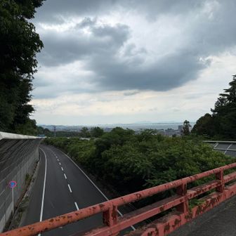 参道は湖西道路上を通過。だんだんと雲行きが☁️