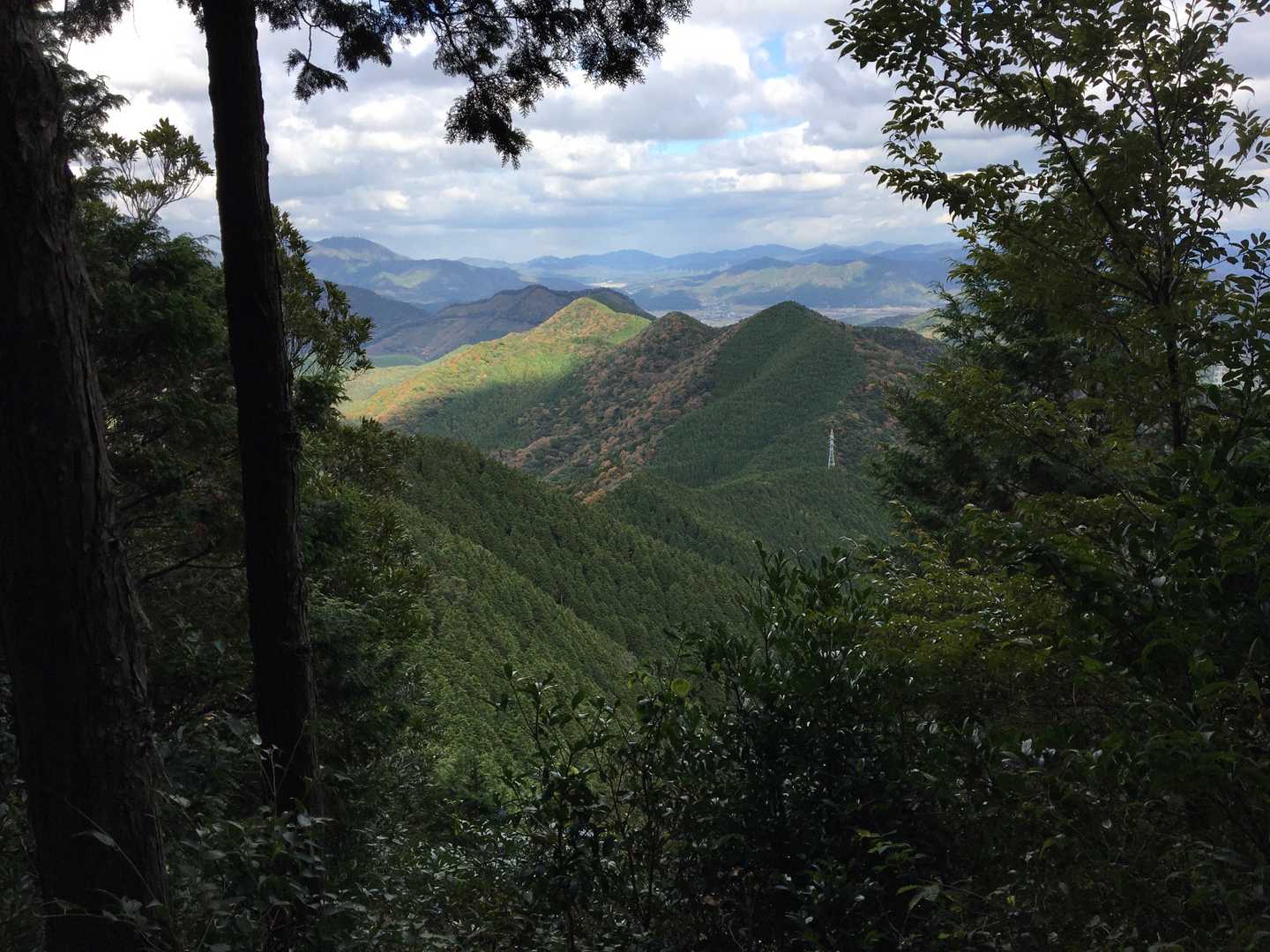 首かたげ山頂直下の樹間より。
これから目指す高地山への山稜。
