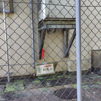 電波塔を右に行く。左の道が広いので間違いやすい。