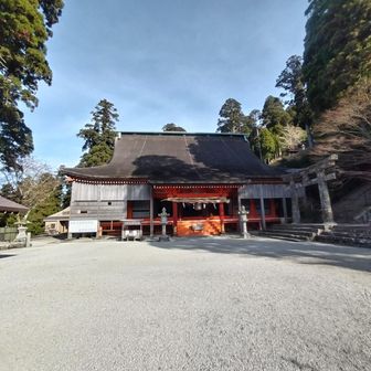 まずは奉幣殿へお参り