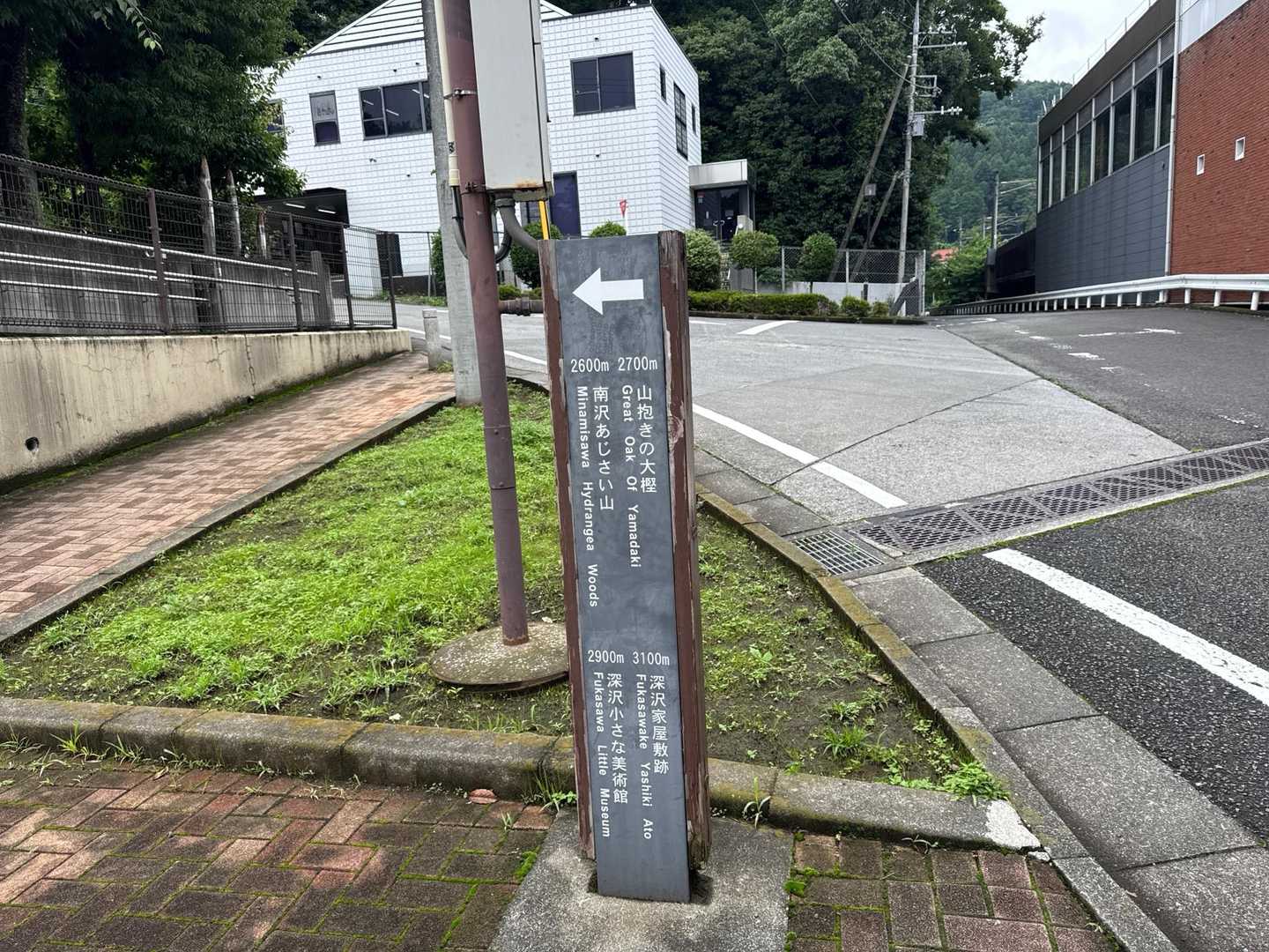 駅の反対側へ出ると早速道標があり道はわかりやすい。