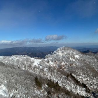 桧塚　奥に三峰山と局ヶ岳