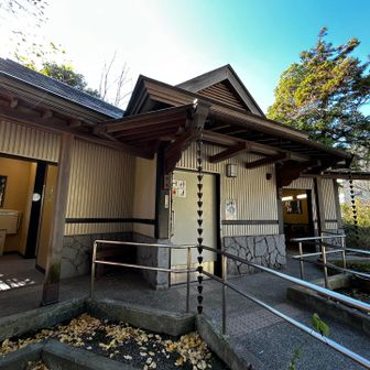 鎌倉宮のお手洗いをお借りしました

⛩️鎌倉宮⛩️

多くの鎌倉の神社は中世からあるけれど、
鎌倉宮は 明治2年（1869年）に明治天皇が建てた、比較的新しい神社