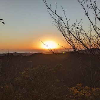 朝日を浴びながら不動山へ