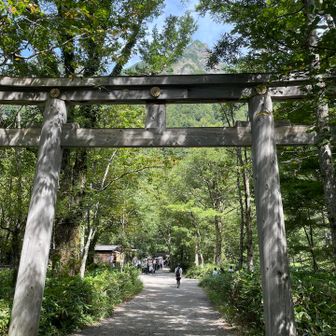 穂高神社奥宮参道
奥に嘉門次小屋の食事に並ぶ人々