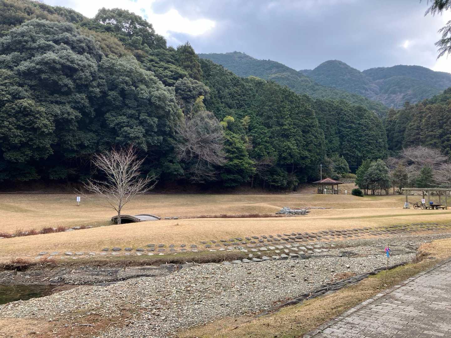 子供たちが遊んでる〜🙂
子犬も笑ってる〜😙
ルールルルッル〜今日はいい天気〜🎶