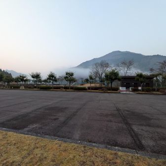 ２１世紀の森公園駐車場。南。高賀山（左右最奥。かすかに）