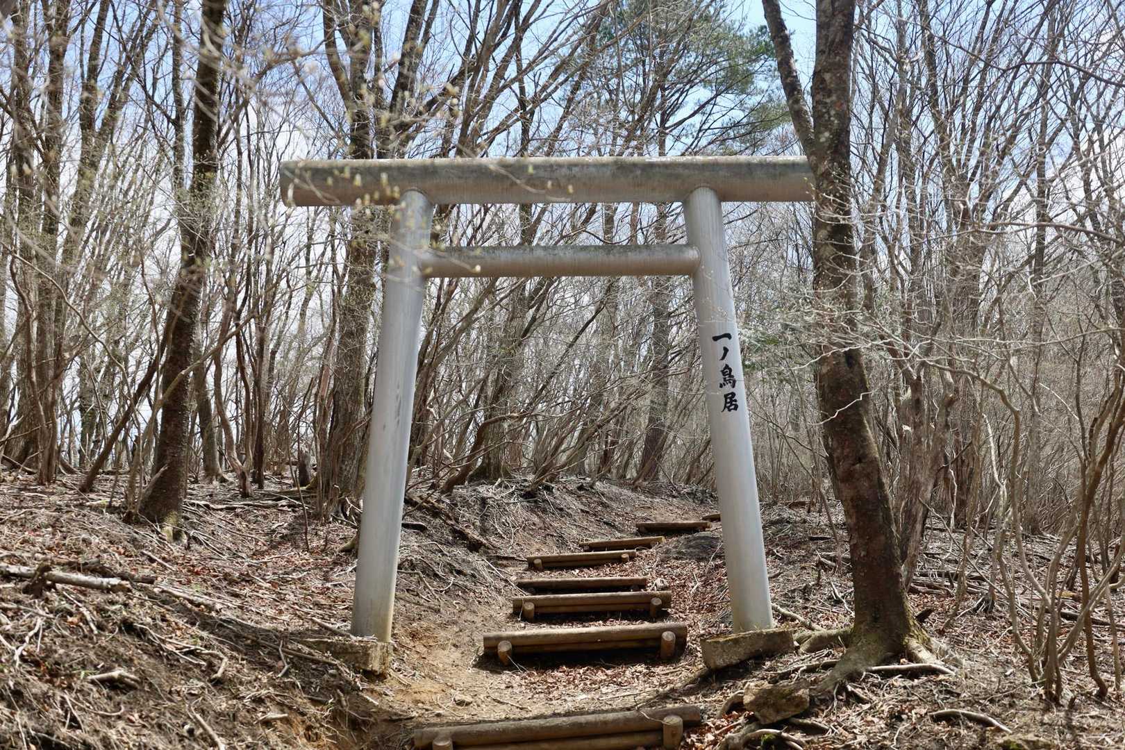 古峰原峠の駐車場に停めました🅿️
・10台ほど駐車可
・東屋は有
・🚾無
・📶無

歩き出しすぐに一の鳥居があります⛩️