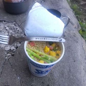 2度目の朝食。
山頂手前でゲットした笹竹を入れ、山海ヌードル。
細いけど意外に旨かった。
フォークは函館で買いました。