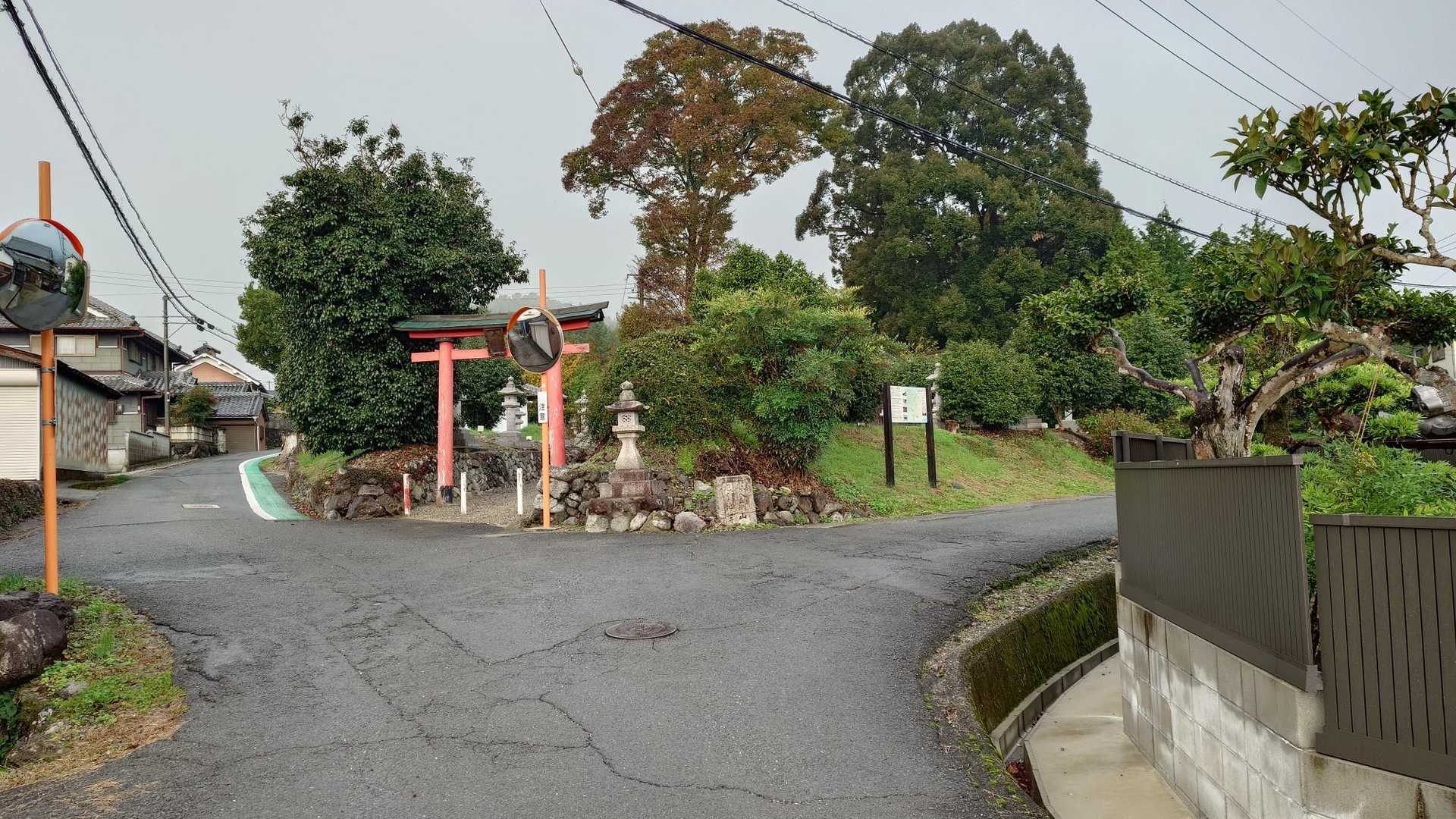 八幡社の鳥居。㊧地福寺経由久留野道、㊨天ヶ滝新道