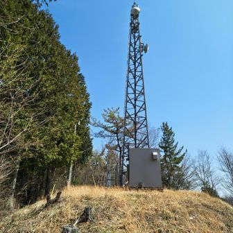 聖武連山山頂には大きなアンテナの塔がある。
