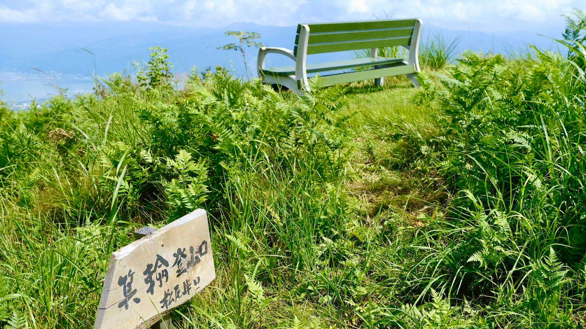 話題のベンチは諏訪湖側に移動してました