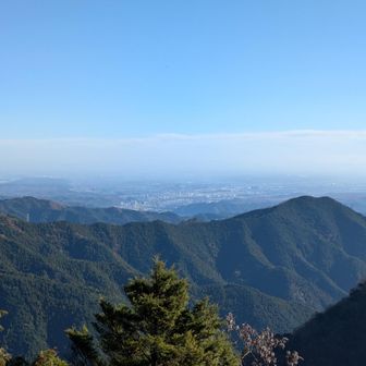 北側には日の出山の稜線が横たわっています