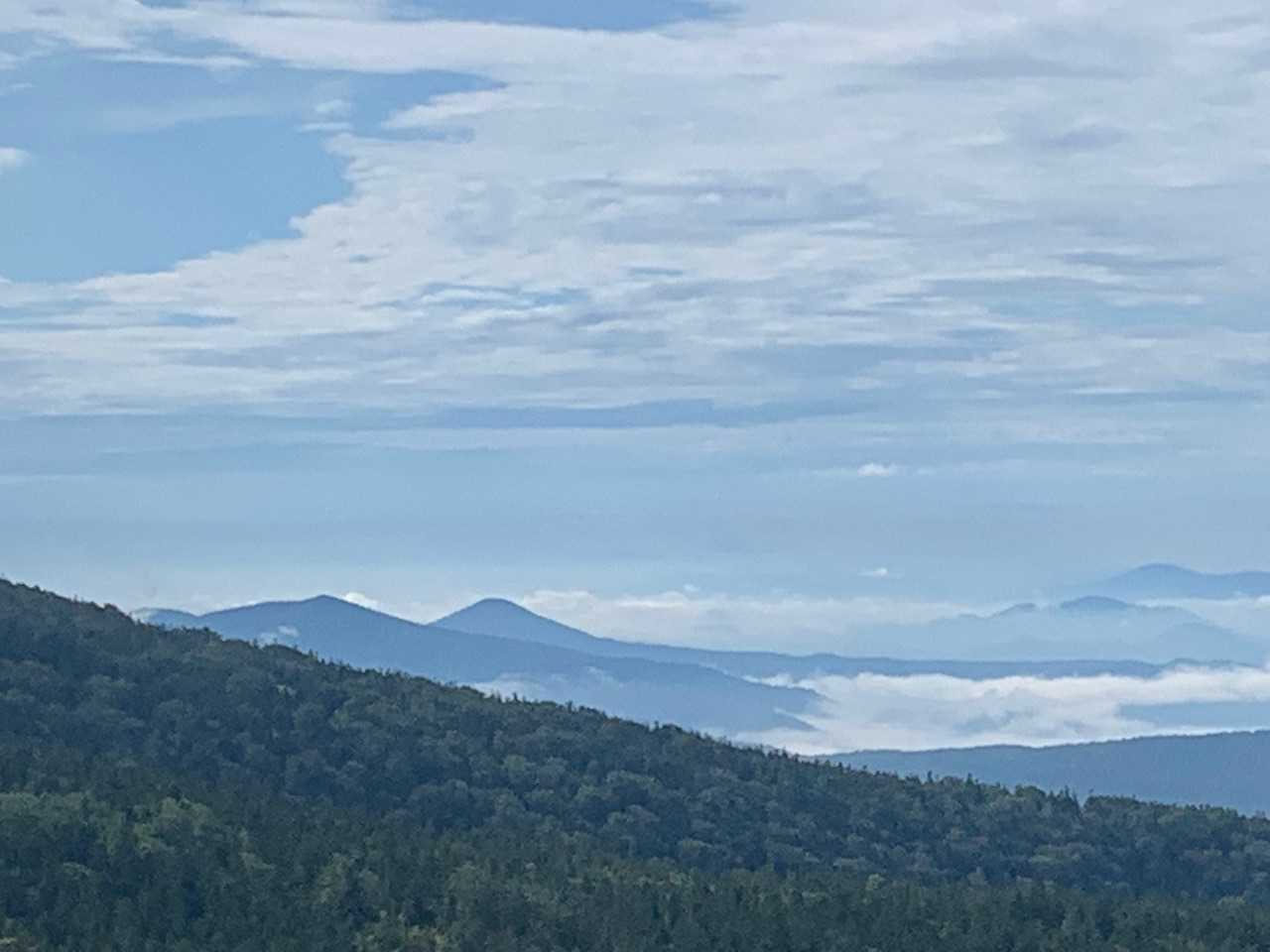 左から十和田山、十和利山
その右の雲海の奥に
早池峰山が見えたと思う⁈