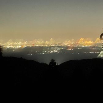 大高取山からの夜景。ボケちゃいましたが。
　ここから、ゴールまで、ひたすら、走りました。もしかしたら、間に合うかも。
　19:00が関門時間。

　自分の中では、ダメかもと思ってたのですが。どこかで、もしかしてと。
　最後の越生ニューサンピアまでの、ちょっとの登りが、かなりこたえましたが。
　まさか、時間内にゴールできるとは。
　大高取山の山頂で、関門時間に合うかもと思わなければ、このゴールはありませんでした。
　18:59ゴール。