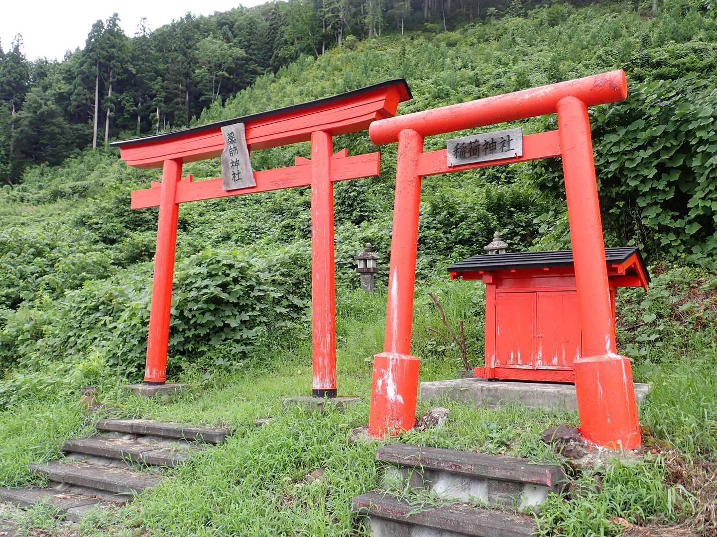 登山口に鳥居が二つ。